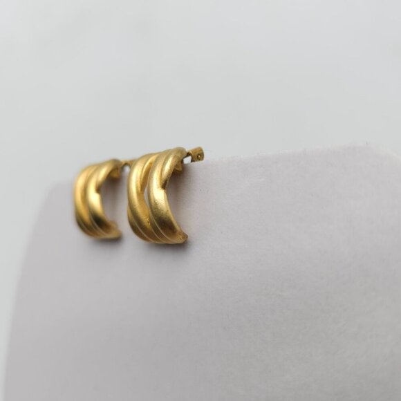 Vintage Matte Gold Tone Clip On Earrings With Sculptural Wavy Design - Picture 3 of 6